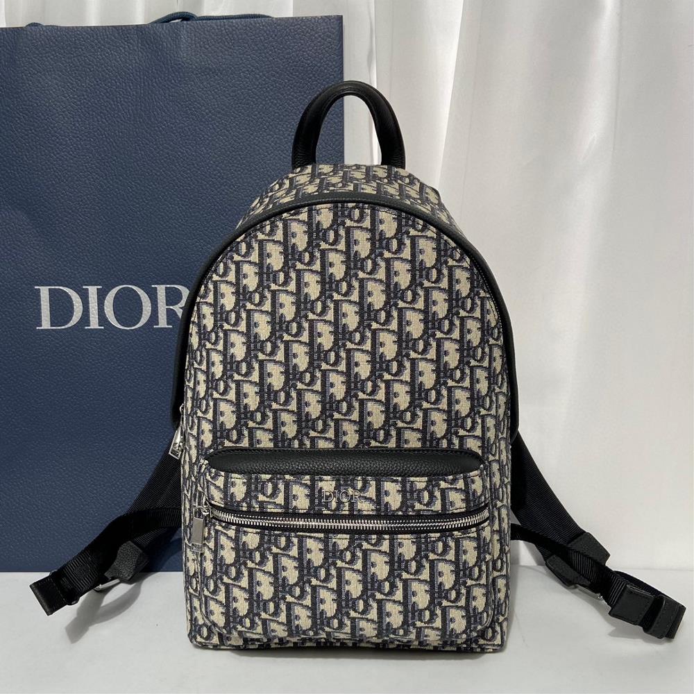 DIOR Oblique Backpack This is a DIOR Oblique backpack that can be used as a couples outfitOn the basis of the old flower there are also small metal