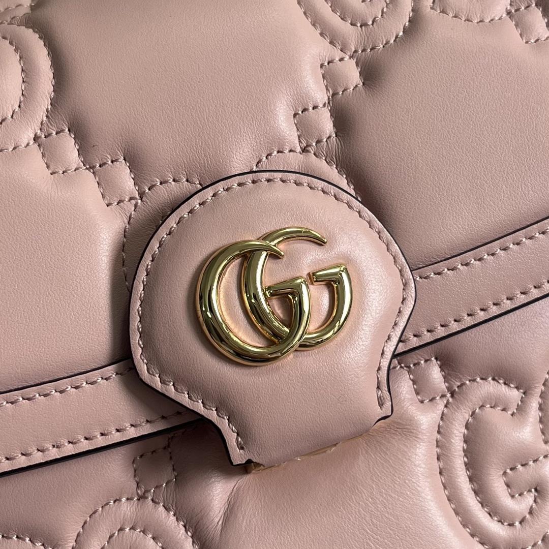 Equipped with a complete set of packaging GG Matelass leather interprets the brands iconic mat