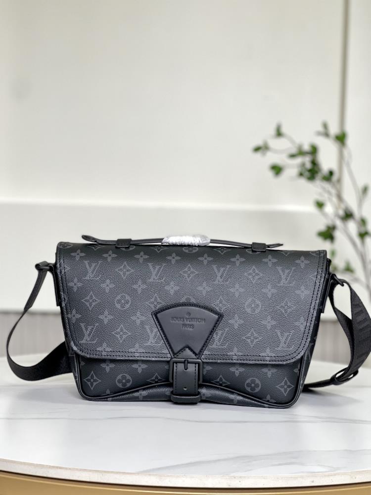 The M46685 Black Flower Montsouris Postman Bag is made of Monogram Eclipse canvas and features a modern design that includes ample space Pockets and