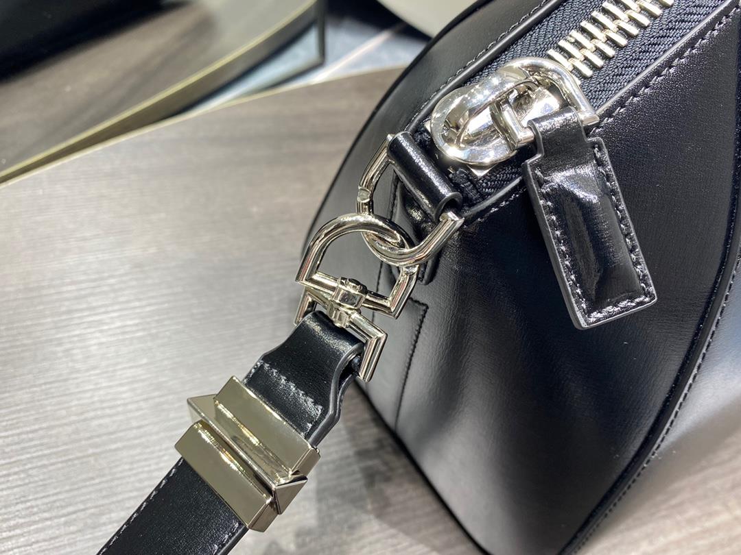 2022 New Large Batch 650 The classic Antigona motorcycle bag from Givencys GIVENCY is made of 