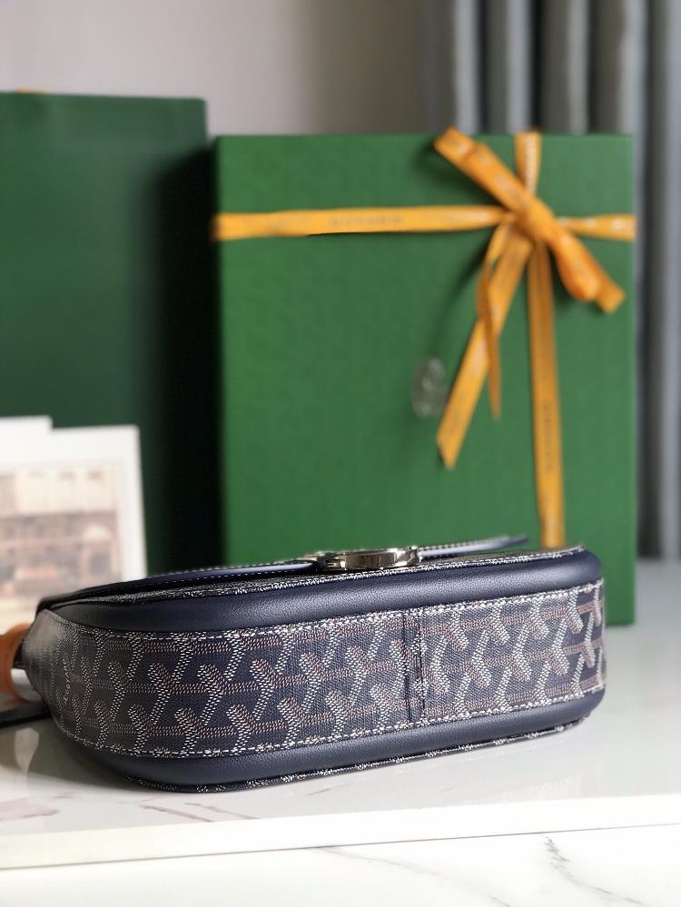 GOYARD 233 lll retains the iconic elements of the classic version such as eyecatching me