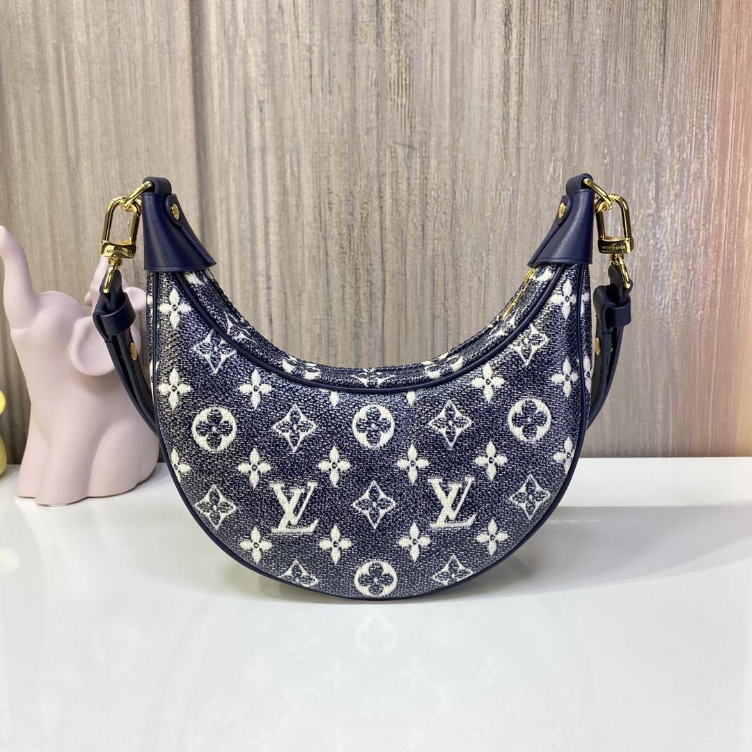 M22928 Loop Moon Bag This model is crafted with Monogram jacquard canvas to create a fashi