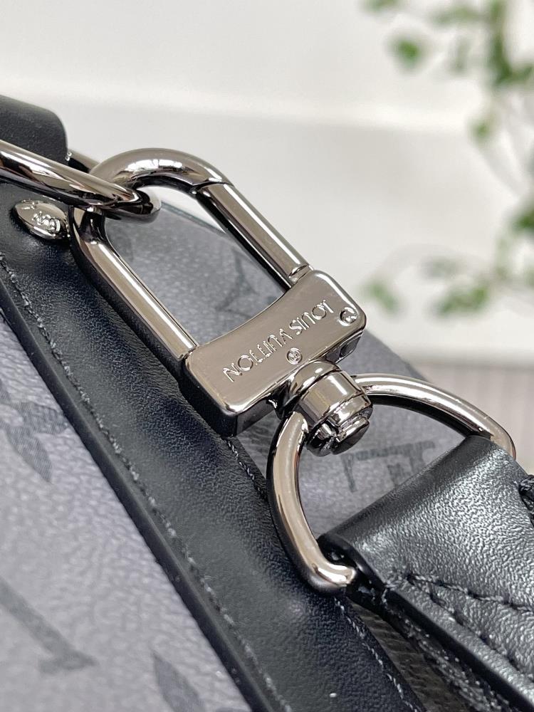 In addition to its fashionable design the Keepall Bandoulire 35 is also highly functional