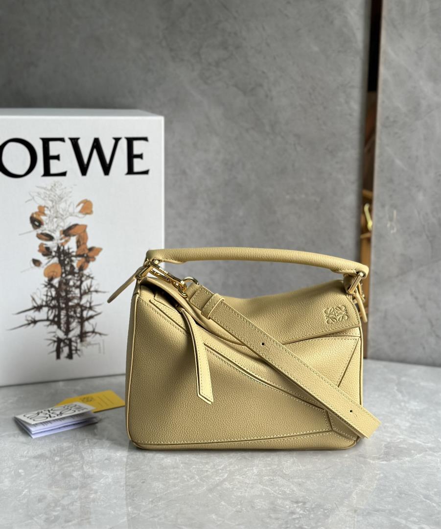 Small size LOEWE Luo Yiweis classic popular Puzzle geometry bag is a small size The counter synchron