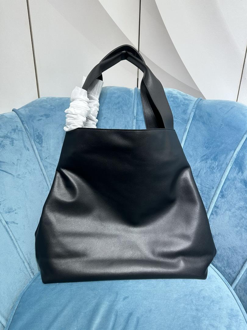 The new leather Hobo underarm bag from M family showcases classic charm while expressing a dyn