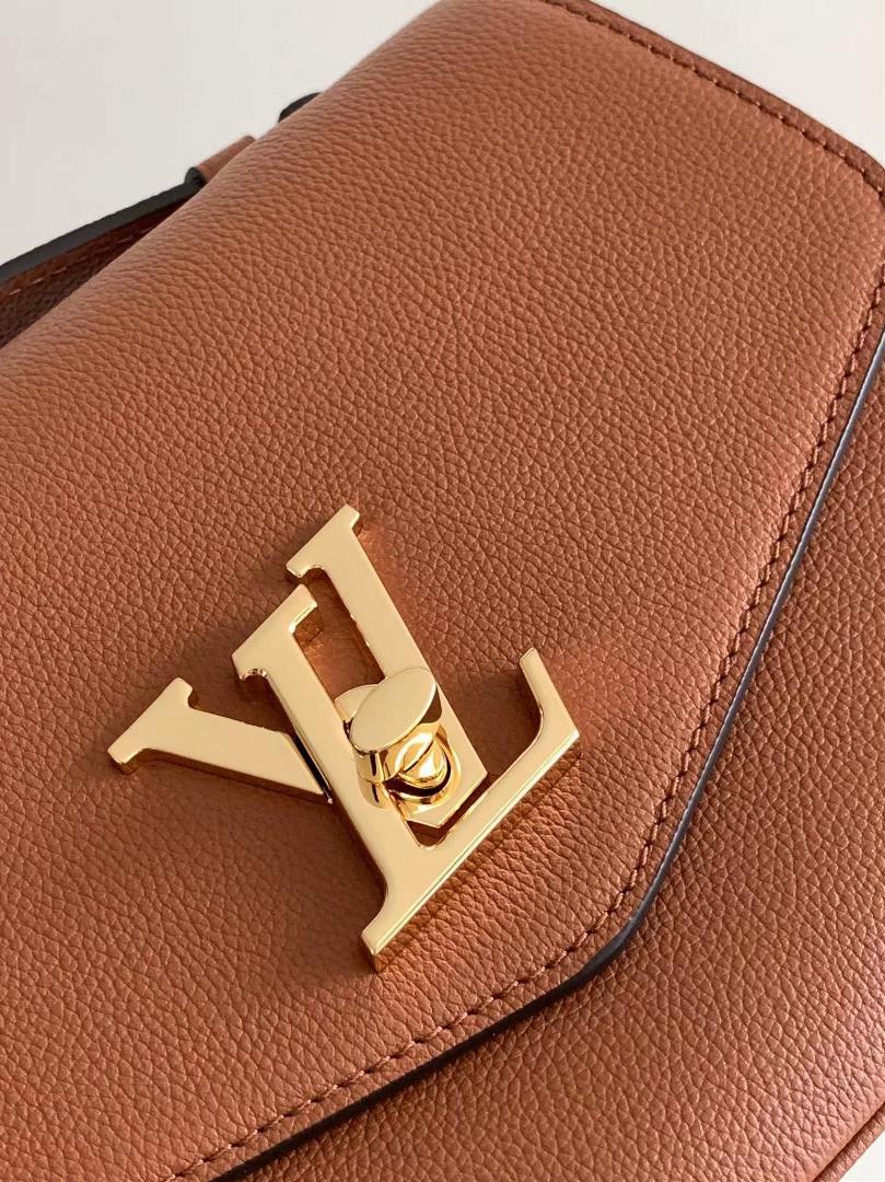 lv Oxford handbag is made of soft grain leather and showcases the brands style with dazzl