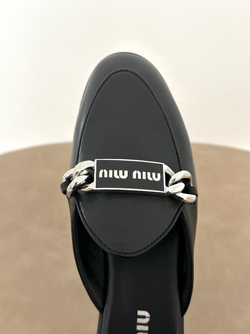 Black MIUI MIU Metal Chain Flat Bottom Half Trailer Muller SlippersSize3536373839Many babies d