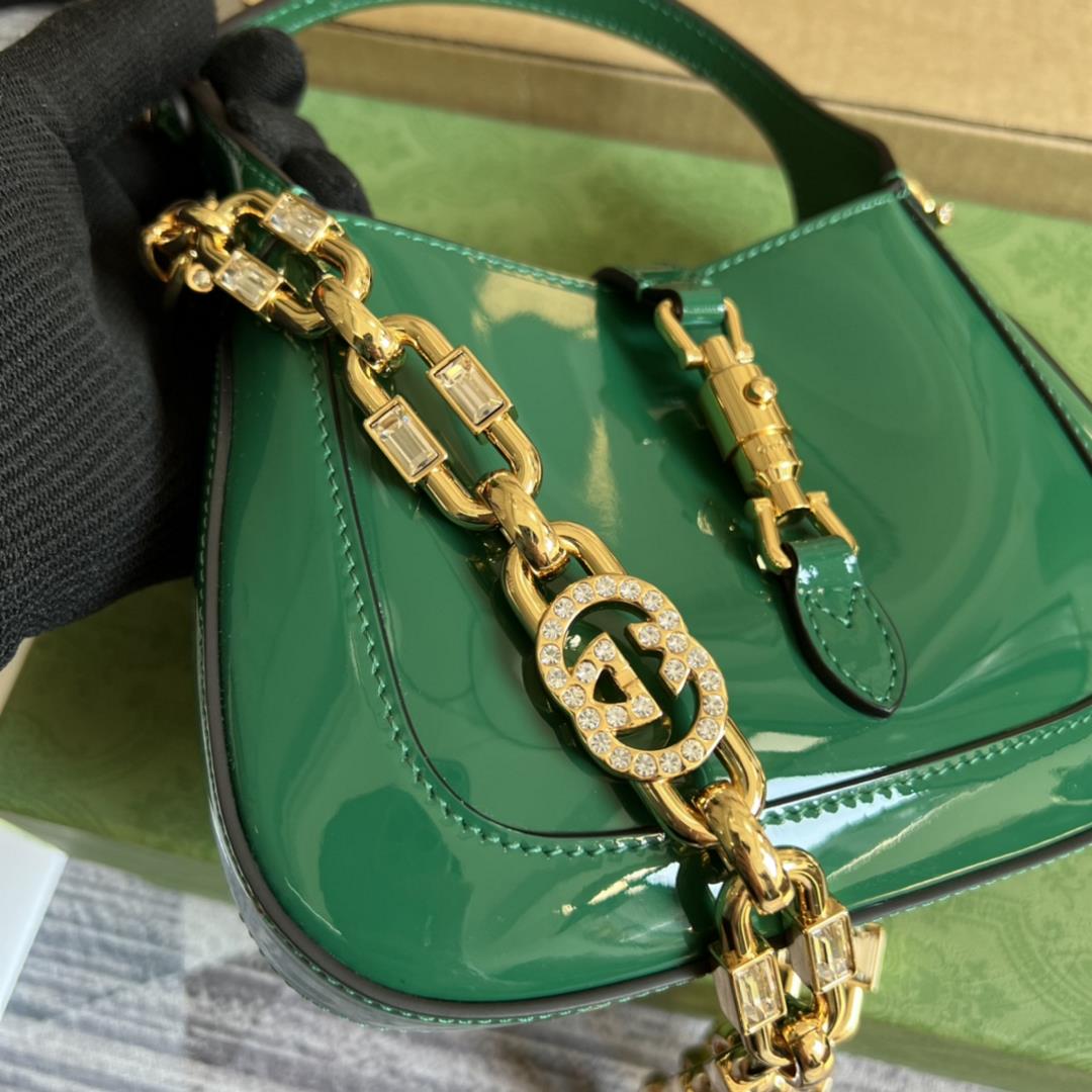 Equipped with a full set of green packaging on the counter the Jackie 1961 series mini backpac