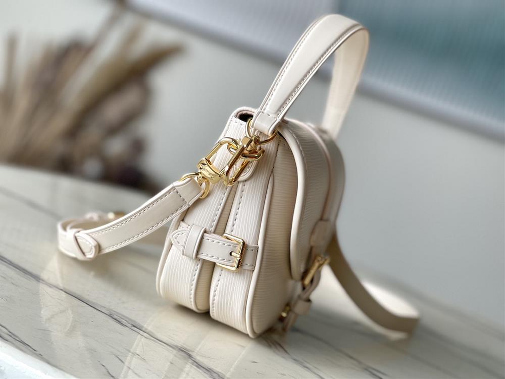 The LV Bag M23471 Saumur BB handbag is the epitome of timeless elegance and sophisticati