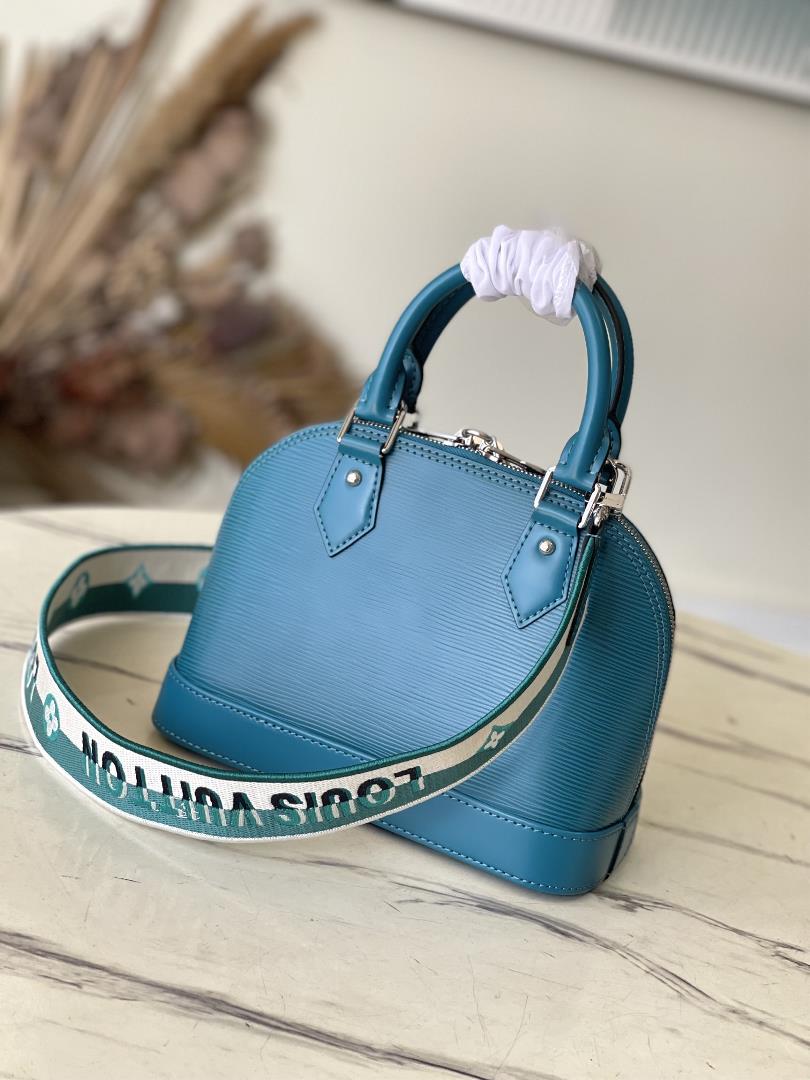 M20609 TurquoiseThis Alma BB handbag is made of iconic Epi grain cow leather outlining de