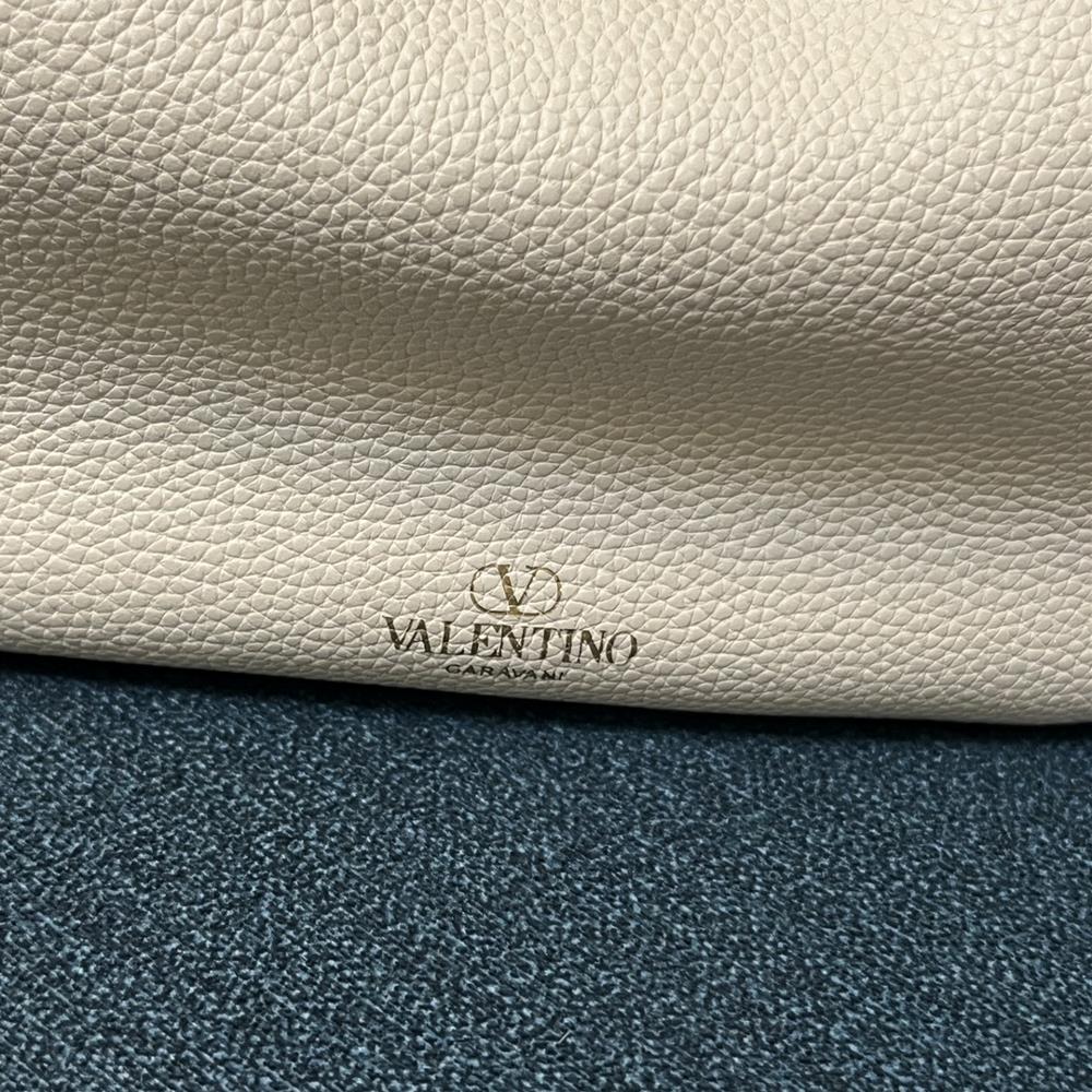 In conclusion the Valentino 2081A Litchi grain HOBO handbag is a timeless and fashionable