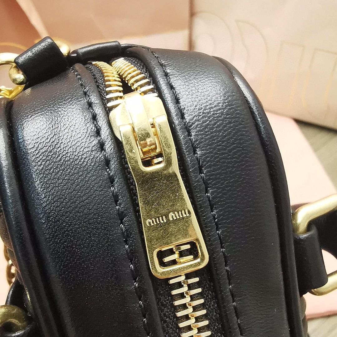 Small size The M familys new product Too Pretty Bowling Handbag features imported lamb skin cl