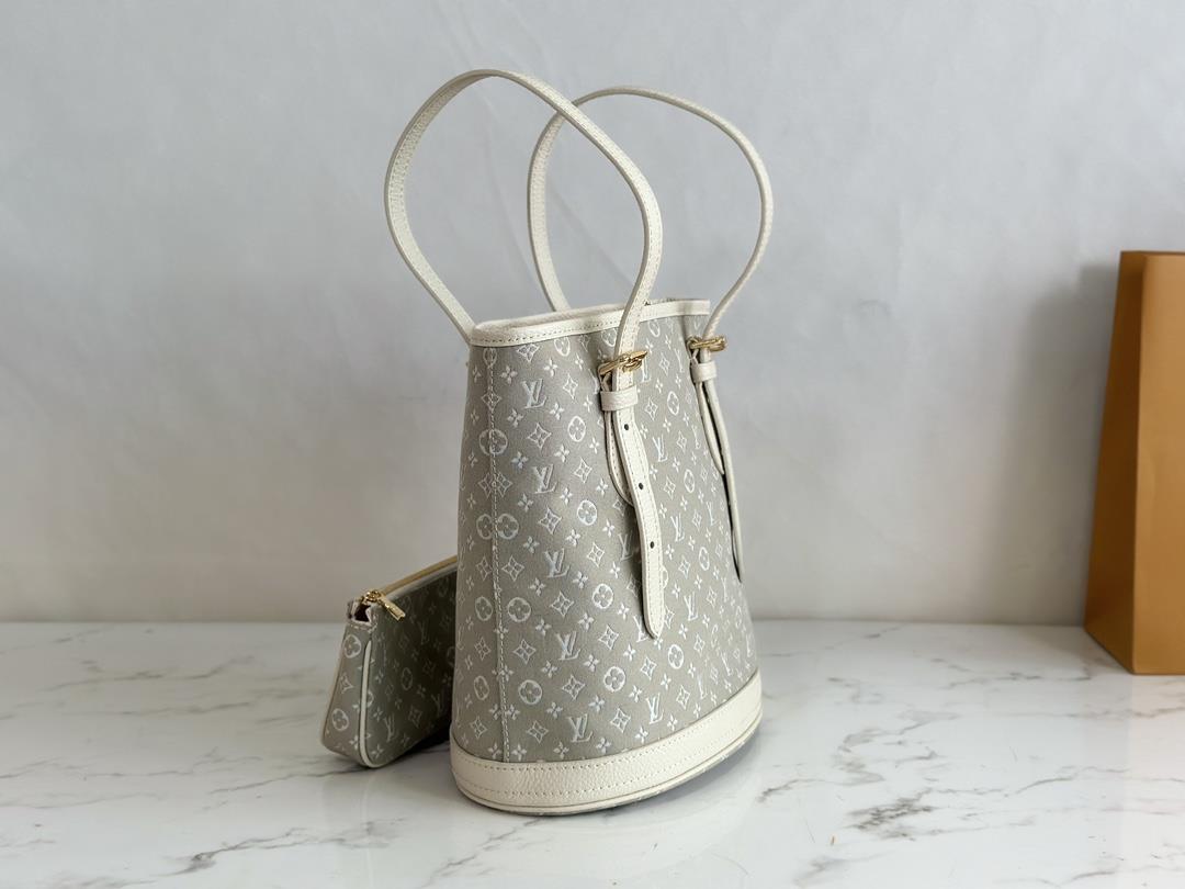 M42238 whiteThe denim bucket bag series is made of soft MONOGRAM fabric and imported hardware 