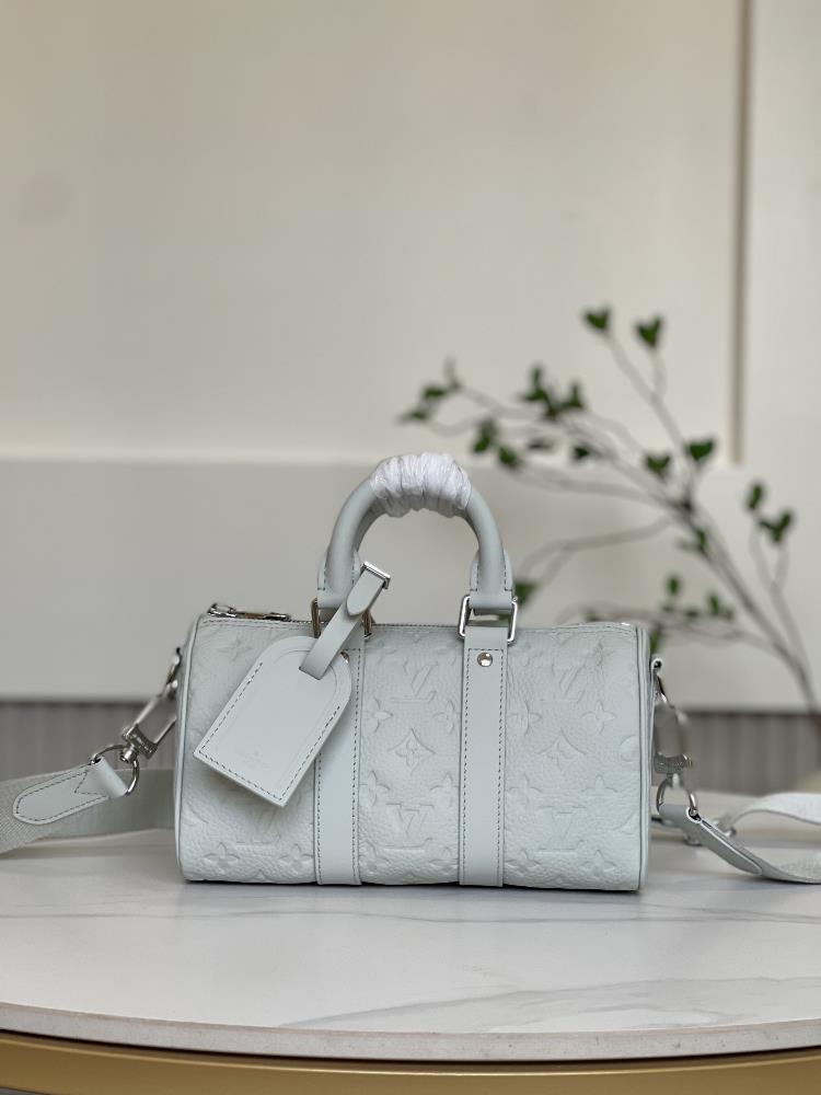 M23163 gray full leather embossing The Keepall Bandoulire 25 handbag is made of Monogram embossed grain Taurillon leather creating an urban casual de