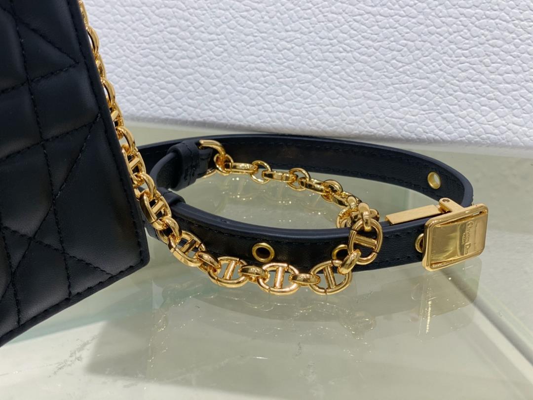 New Dior handbag This Dior Caro Colle Noire chain handbag is a new addition to the autumn