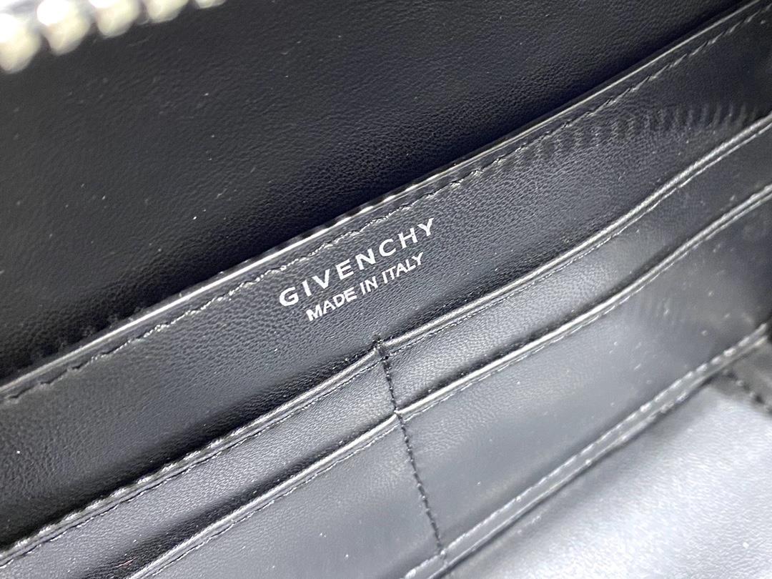 Top level original 885213650The GIVENCHYANtigona U camera bag is made of goat skin with a size