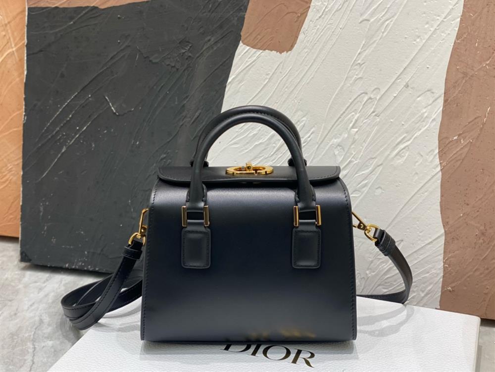 Dior New Pillow Bag Handbag Carefully designed with black imported cowhide leather the bag mouth is adorned with a gold CD rotating buckle that can b