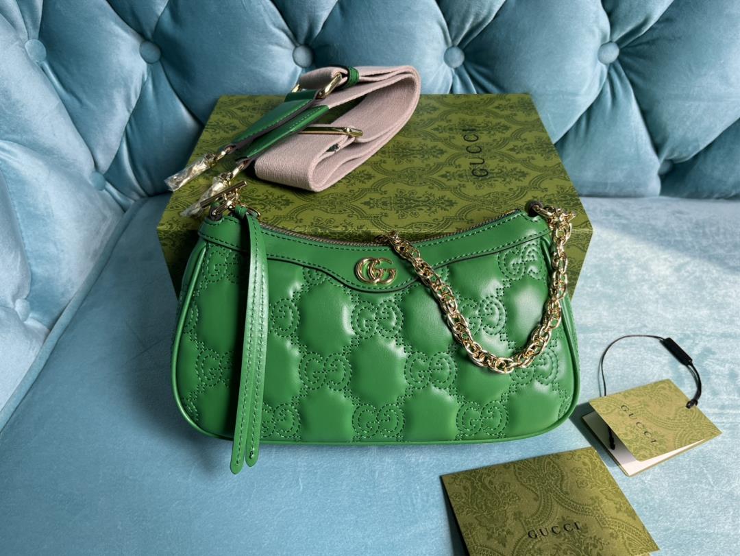 Equipped with a complete set of counter green packaging the new GG Mateless leather handbag interpre