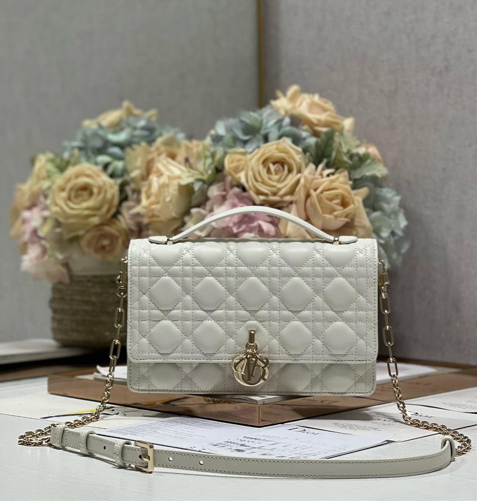 MISS DIOR handbag whiteThis Miss Dior handbag is a new addition to the early spring 2024 collection elegant and practical Made of carefully crafted