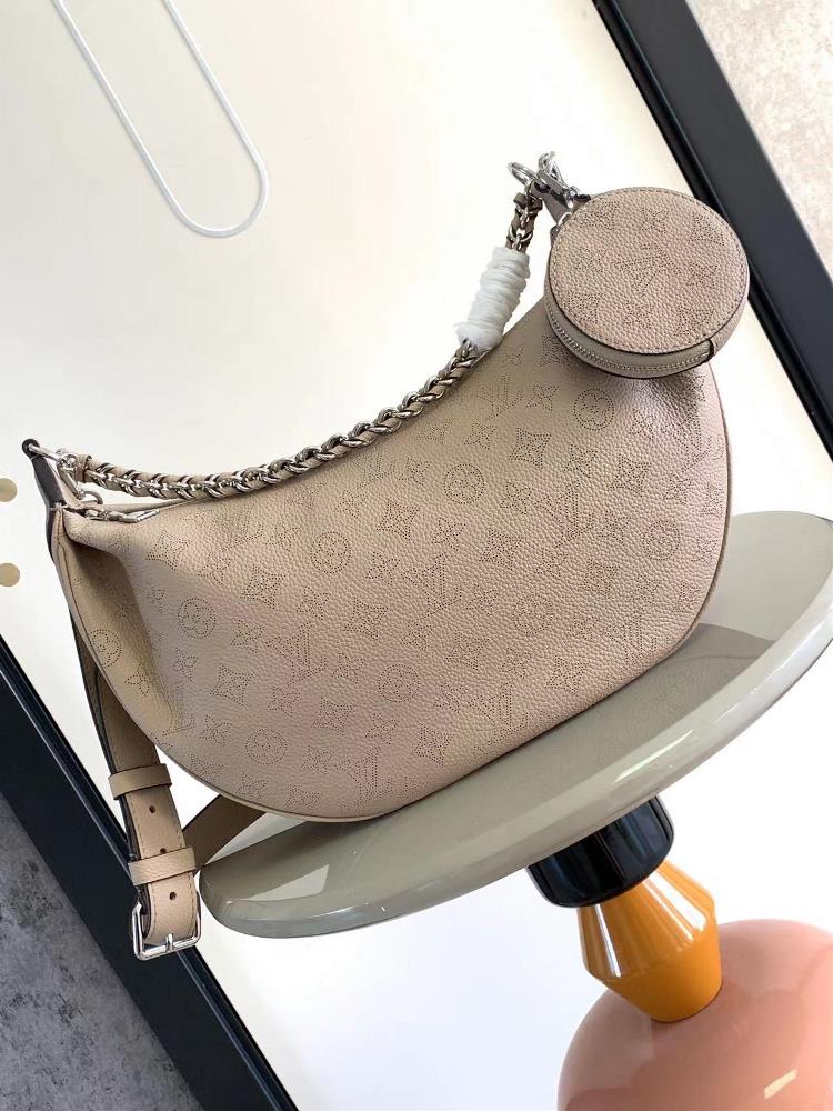 M22822The Baia medium size handbag is made of soft and pendulous perforated cowhide leather and is added to the Mahina series with a comfortable and