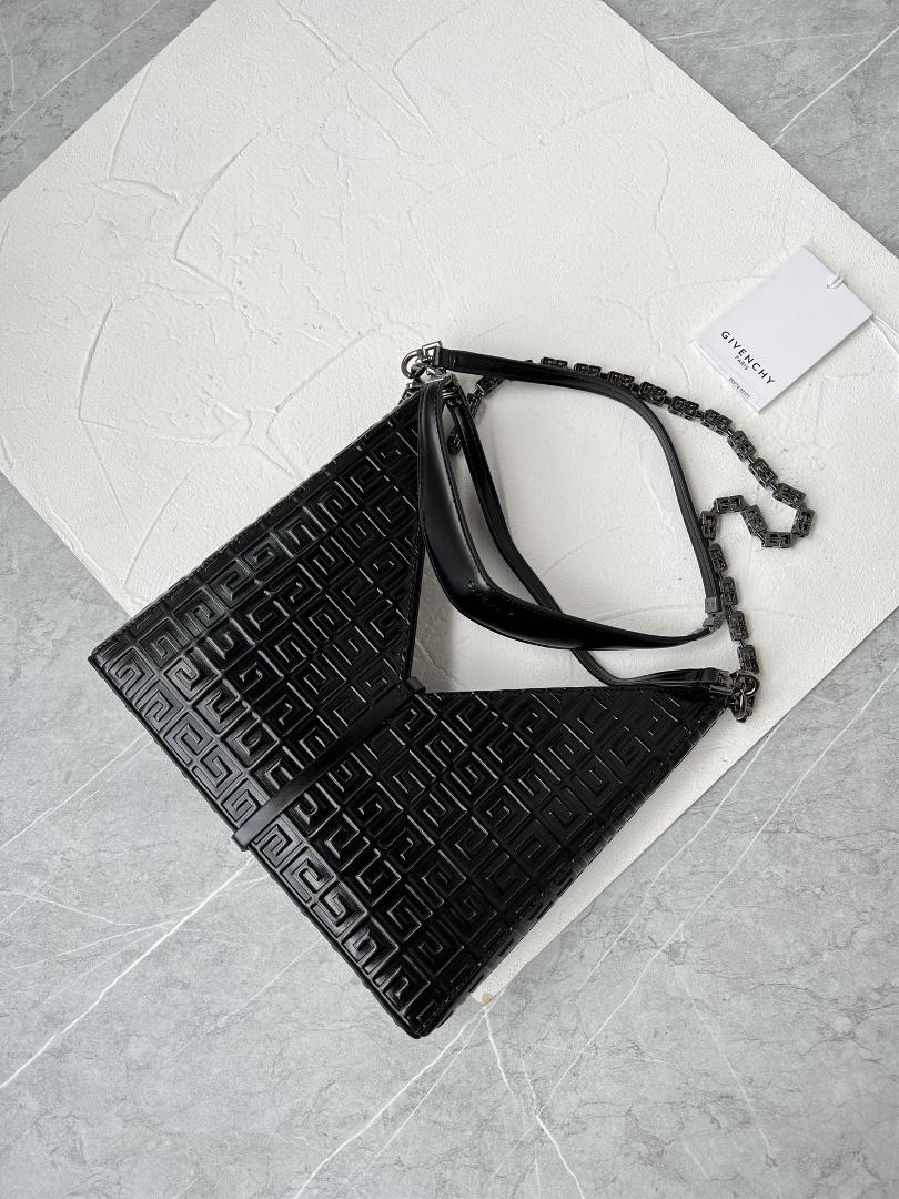 bath 650 French brand Ghome launches Vshaped Cut Out handbag in 2022Black embossed pattern sma