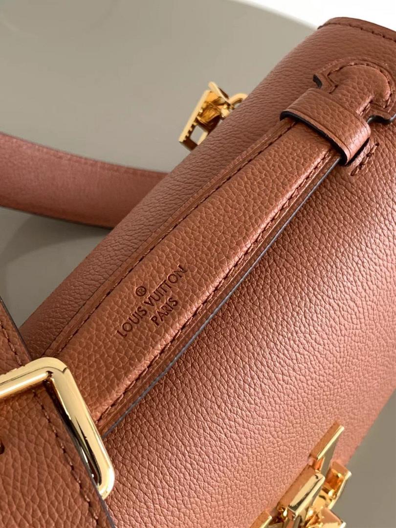 lv Oxford handbag is made of soft grain leather and showcases the brands style with dazzl