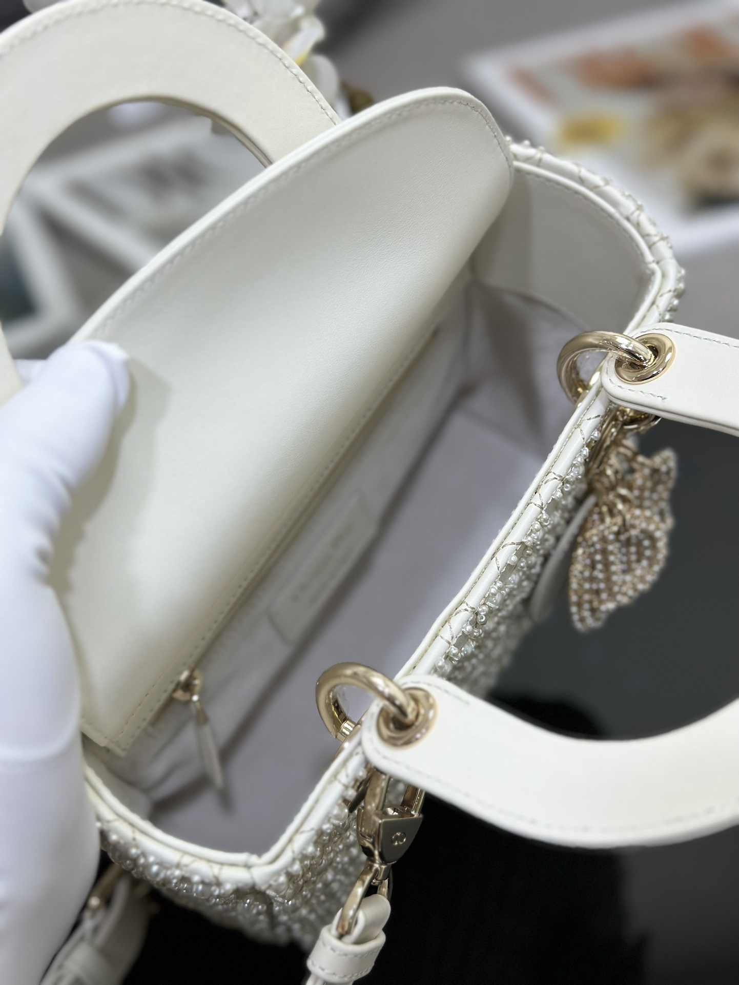 Lady Dior embroidered half a pearl in four squares with imported lamb tendons inside The handb