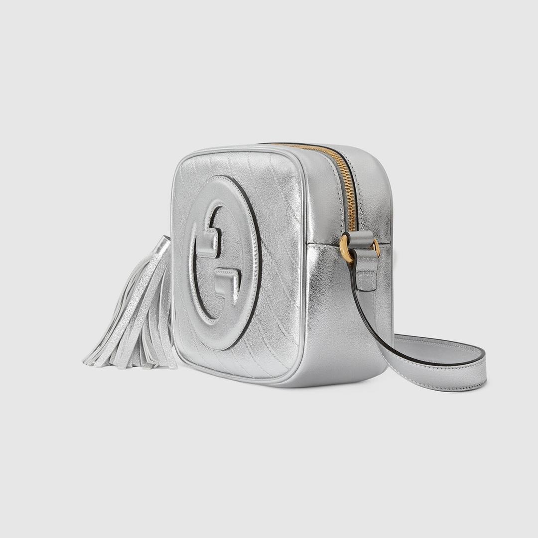 The Gucci Blondie series small shoulder backpack is crafted with a circular interlocking doubl