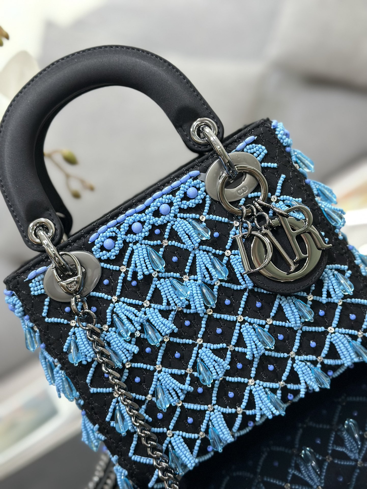 Lady Diors new three grid embroidered water drop blue bead is a brand new item of this season 