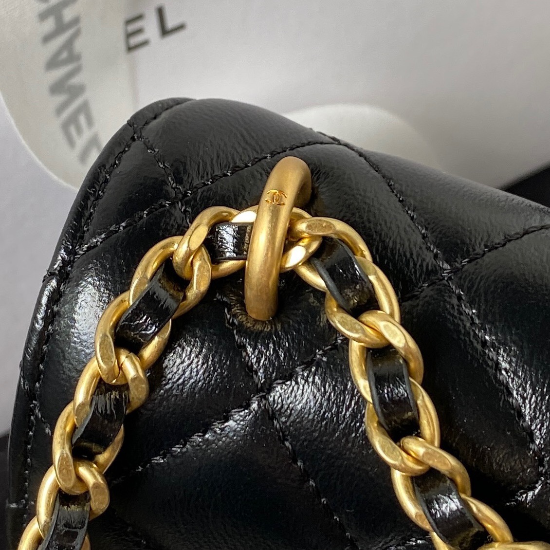 Chanel23A Advanced Handicrafting Workshop Series Black Gold Leather Chain Wearing Small Bag AP