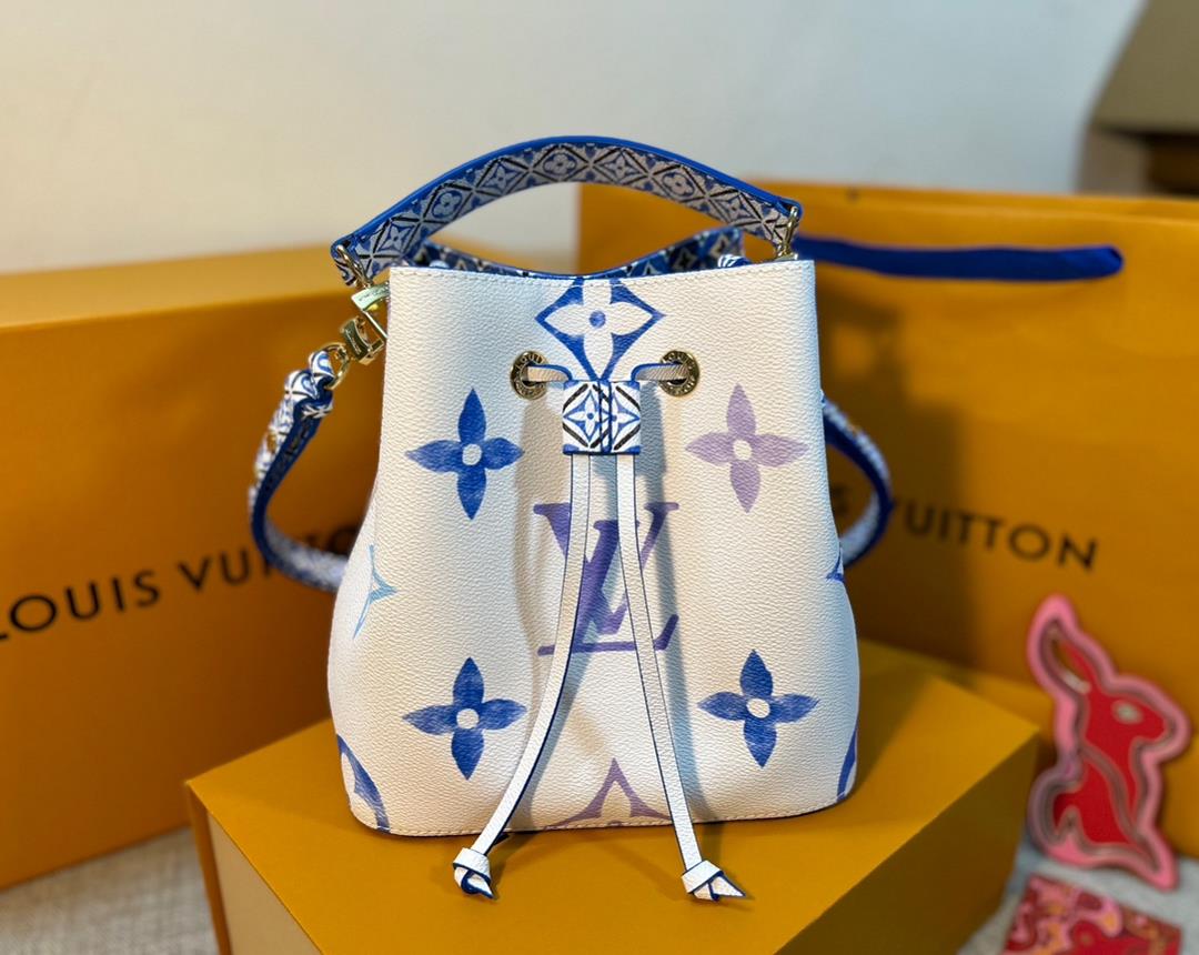 The new M22986 Blue NeoNo Bucket Bag features elegant canvas depicting Giant Monogram prints giving 