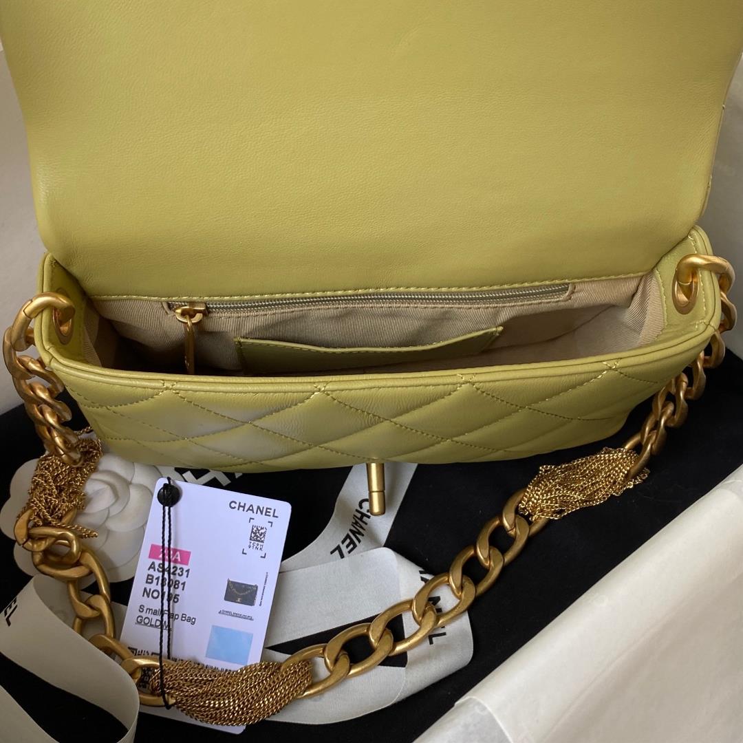 The 23A new AS4231 tassel classic rhombus flap bag is decorated with a bold gold chain to