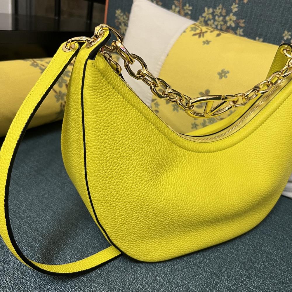 What makes the Valentino Bag 2081A Litchi Grain Hobo Handbag stand out is its impeccable a