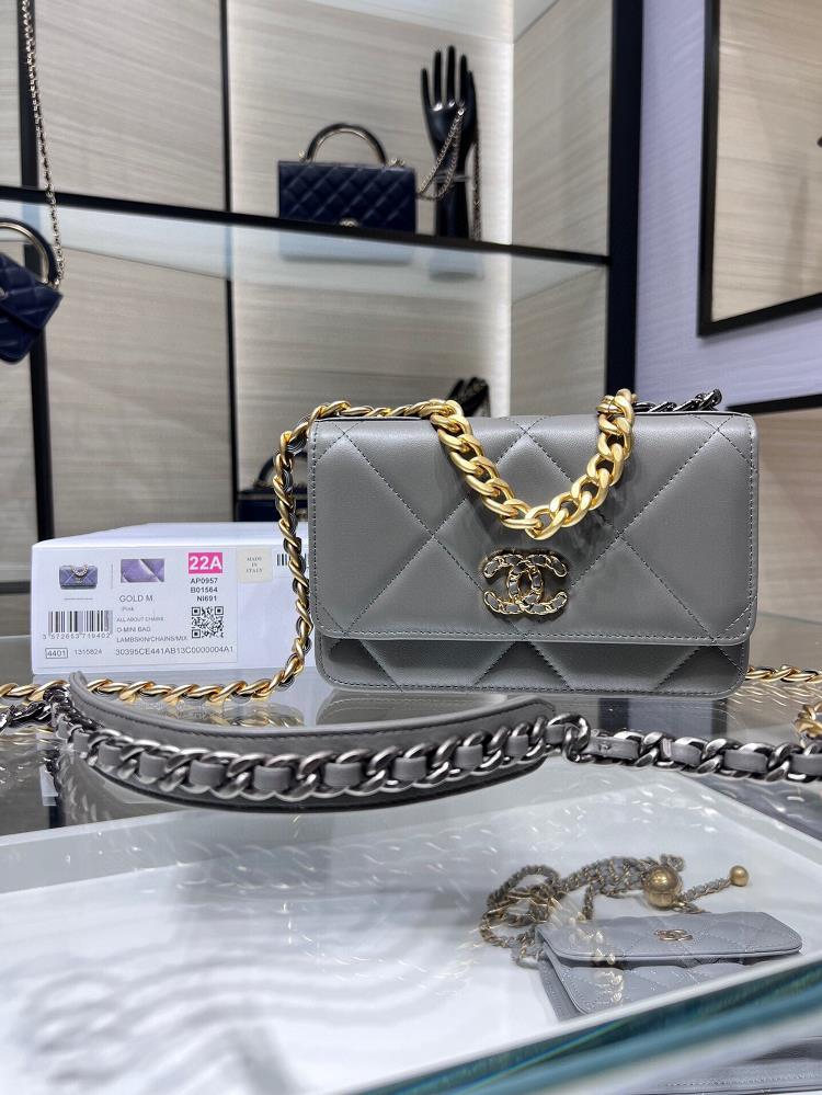 Chanel 19 is selling like hot cakes and the iconic 19K handbag is also the first series of handbags jointly created by Karl and Viard the new artist