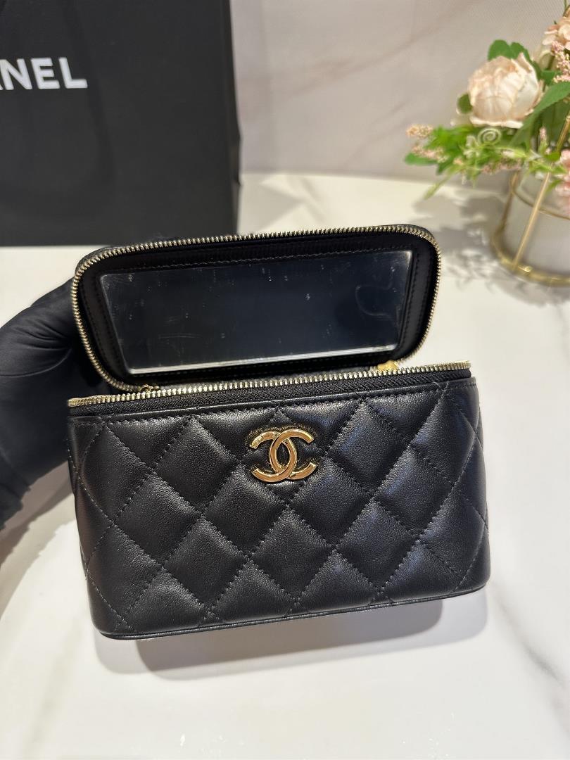 The toplevel Chanel 23A wooden bead handle makeup box handcrafted workshop series feature