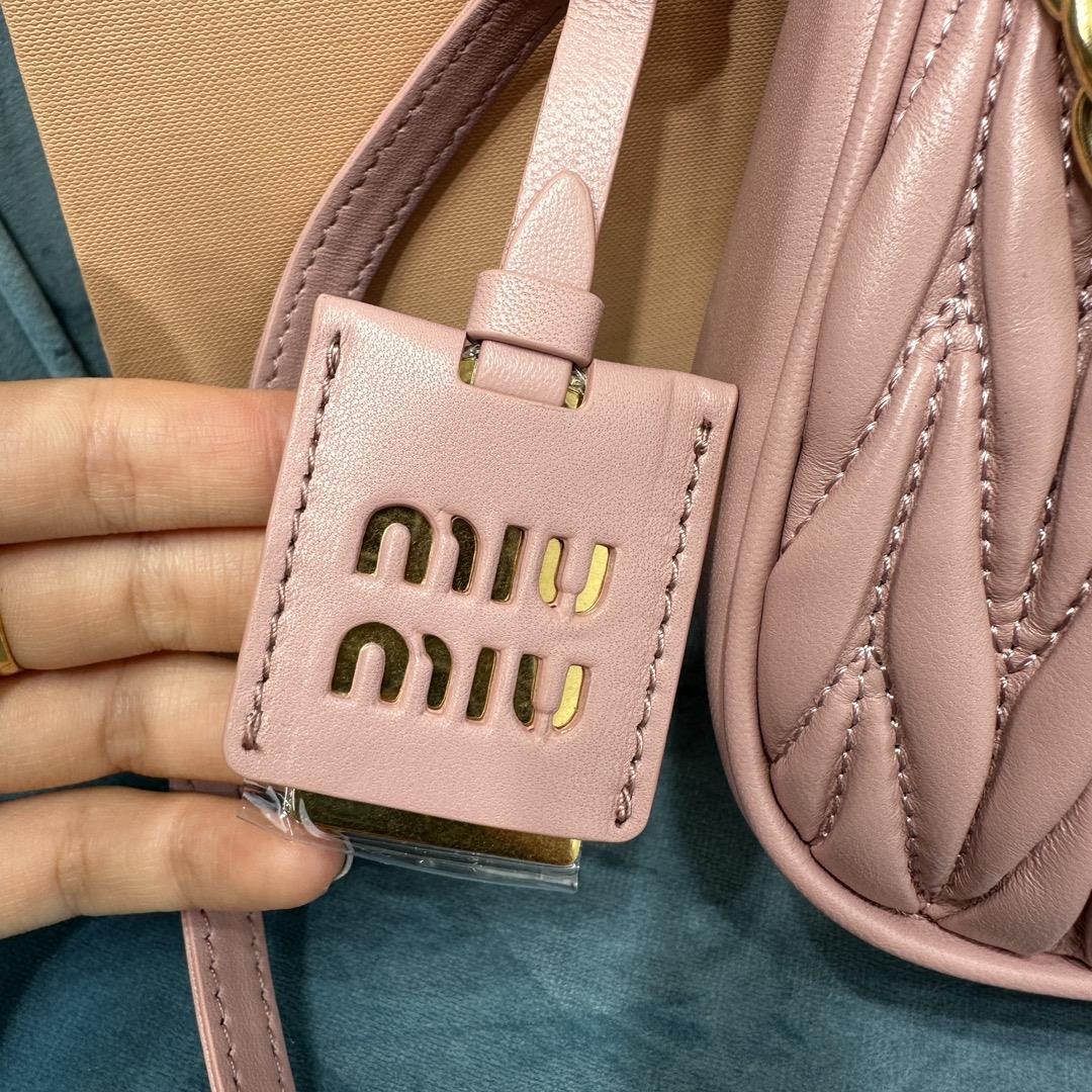 New Miumiu Pleated Chain Bag This brand new soft sheepskin shoulder bag features exquisite