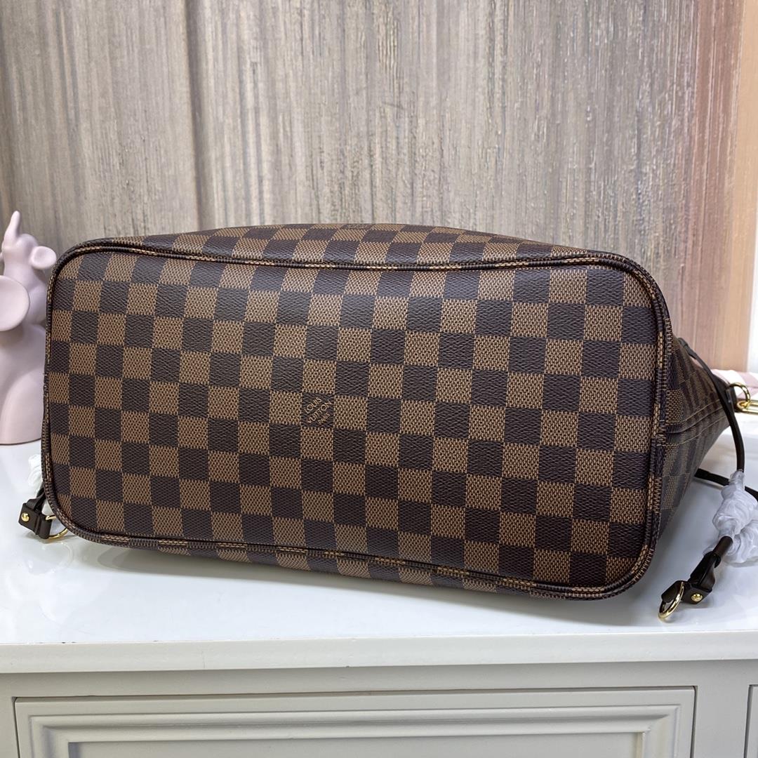 The new N40448 Neverfull classic handbag features a detachable woven leather strap Each leathe