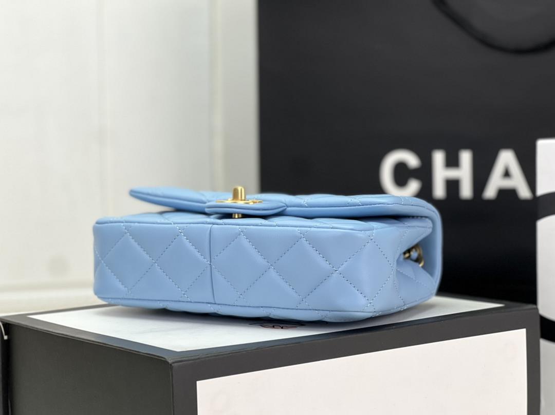 The Chanel23A Advanced Handicraft Shop series features a new wooden handle flap bag inspir