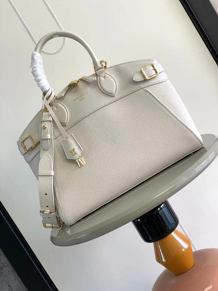 The M22914 M22927 Lock It MM bag is made of exquisite grain Taurillon leather and smooth calf leather paired with golden decorative buckles and hardw