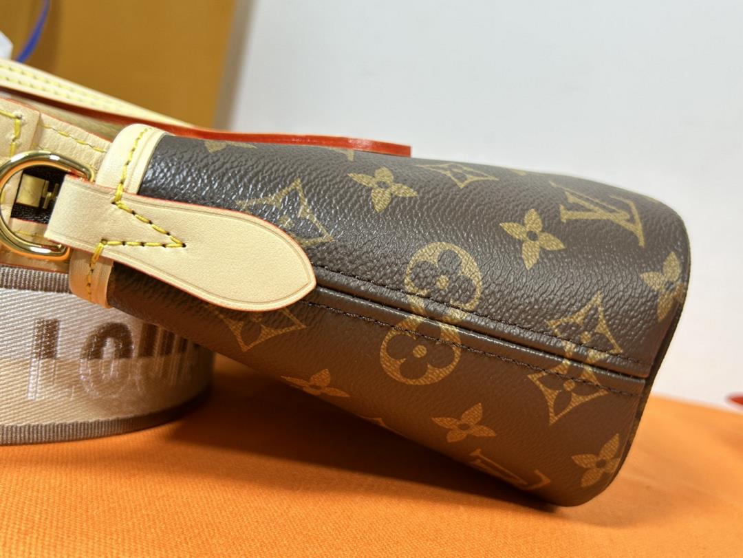 The M46705 neverfull BB new handbag features a zipper a zero wallet and a brand new wide