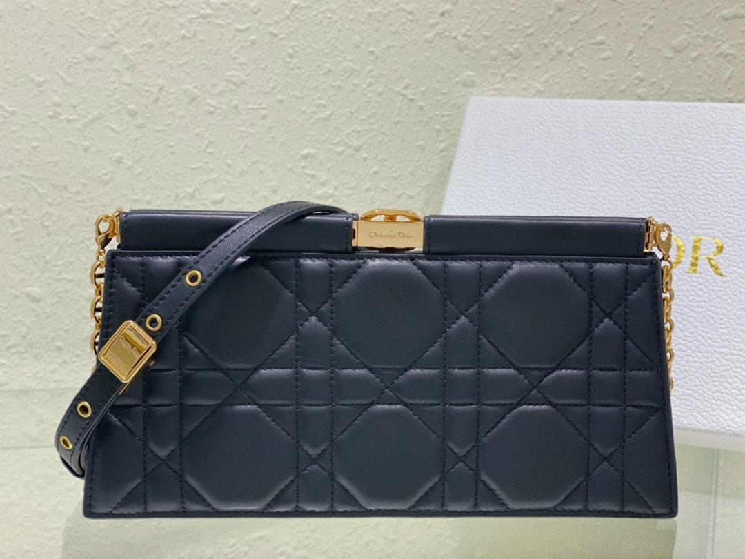 New Dior handbag This Dior Caro Colle Noire chain handbag is a new addition to the autumn