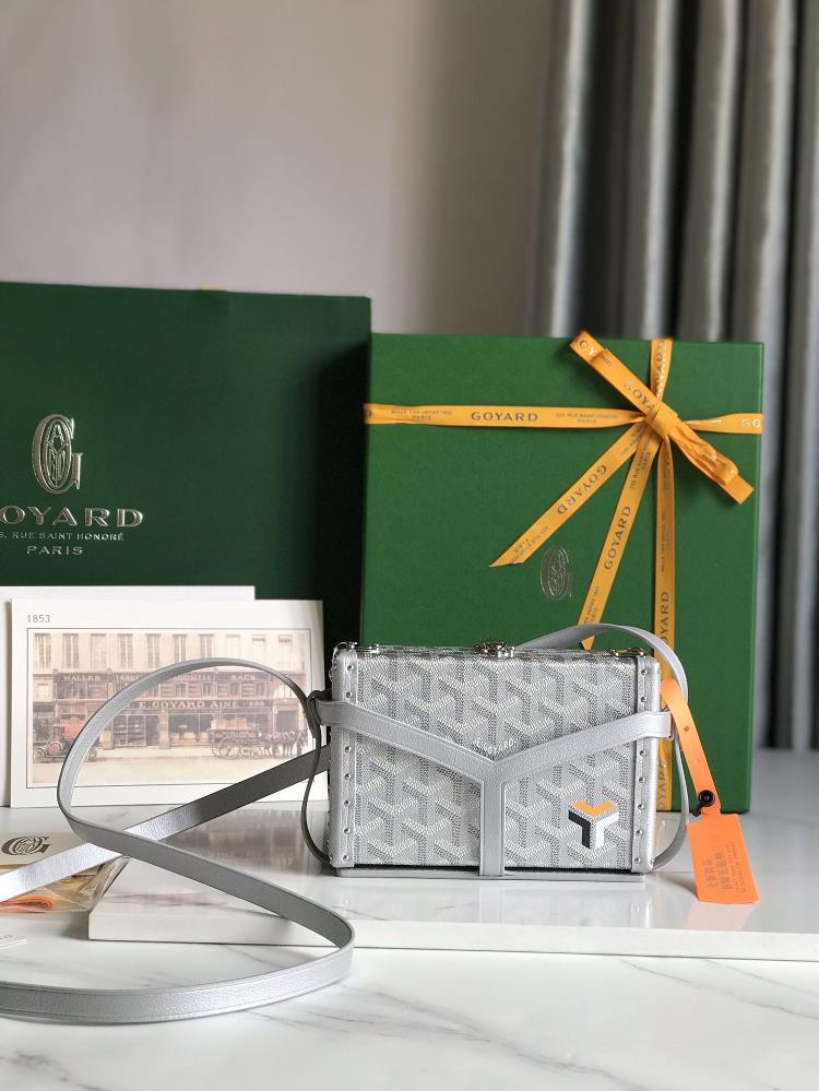 goyard small square box limited edition painted versionThe Minaudio bag is a classic interpretation of small suitcases cleverly combining the manufac