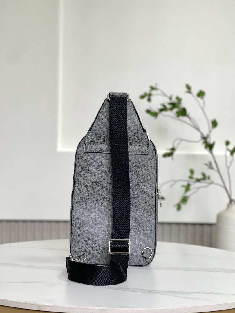 M30863 gray20 x 31 x 7 cmLength x Height x WidthTaga cow leatherCowhide leather trimFabric lin