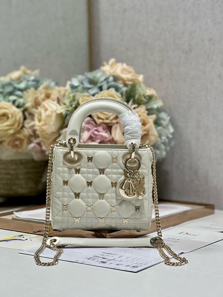 Lady Dior My ABC Butterfly WhiteThree grid single shoulder strap sheepskinThis handbag embodies Dio rs profound insight into elegance and beauty Cr