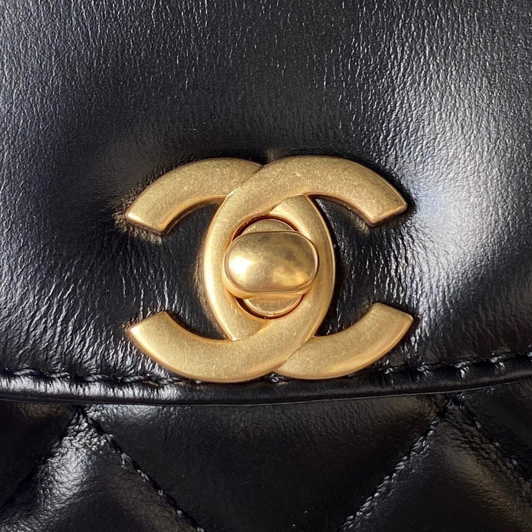 Chanels new bag is too beautiful Chanel 2324 Autumn and Winter Show is full of camellias and t