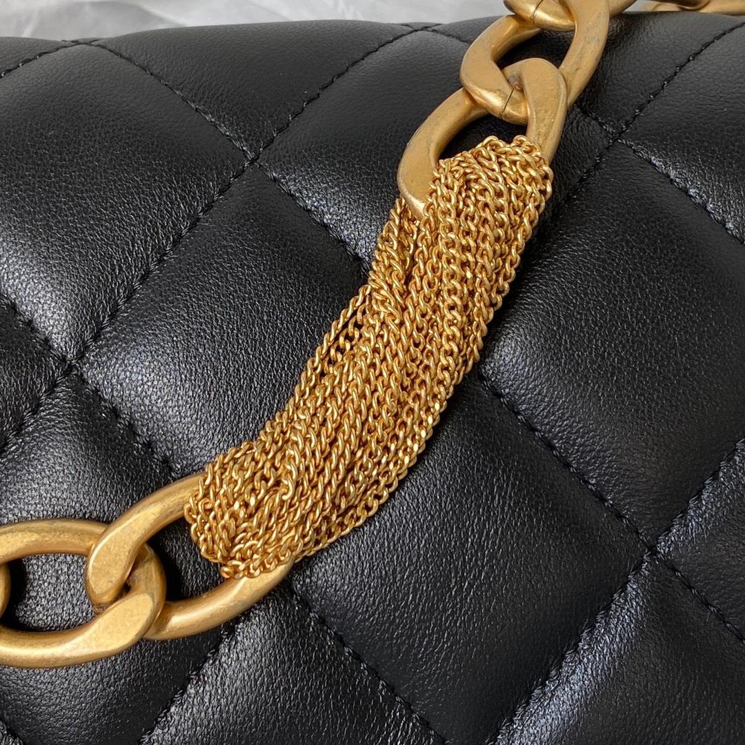 The 23A new AS4231 tassel classic rhombus flap bag is decorated with a bold gold chain to