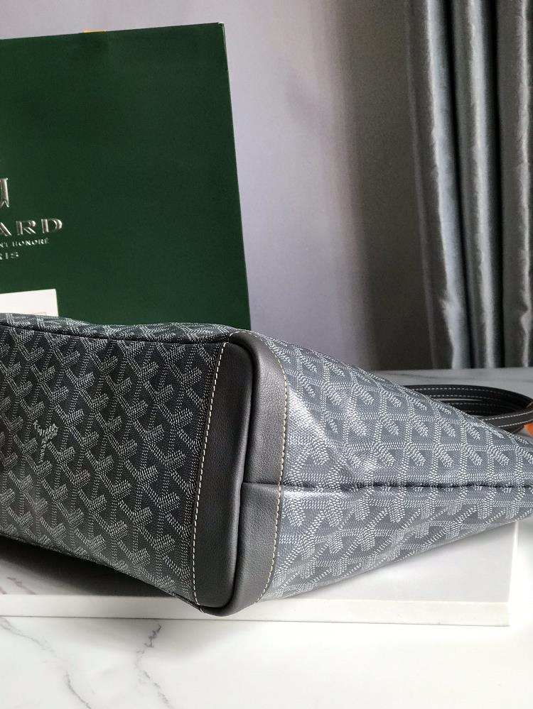 Owning a Goyard bag with exclusive customization and upgraded leather is a true fashion pr