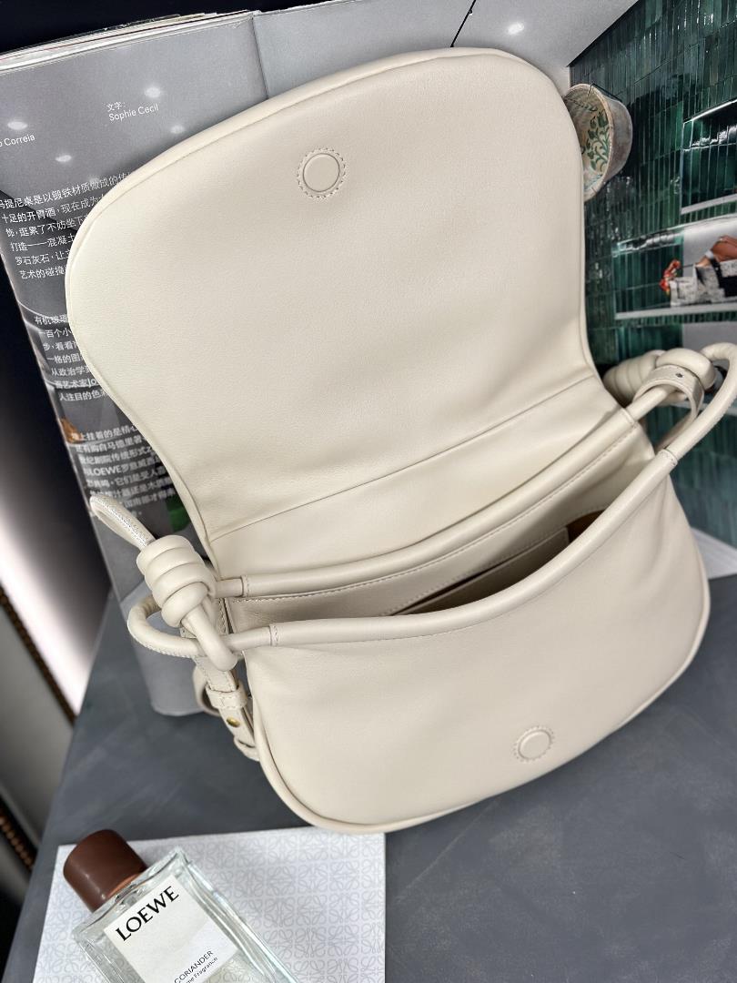 Brand new handbag beige white Size 25178cm Exquisite workmanship simple and elegant silho