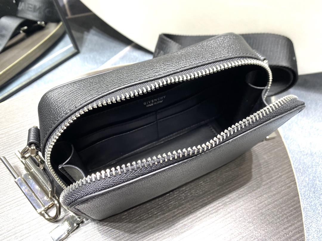 The 650GIVENCH Antigona U camera bag is made of goat skin with a size of 185x12x55cm a zipper 