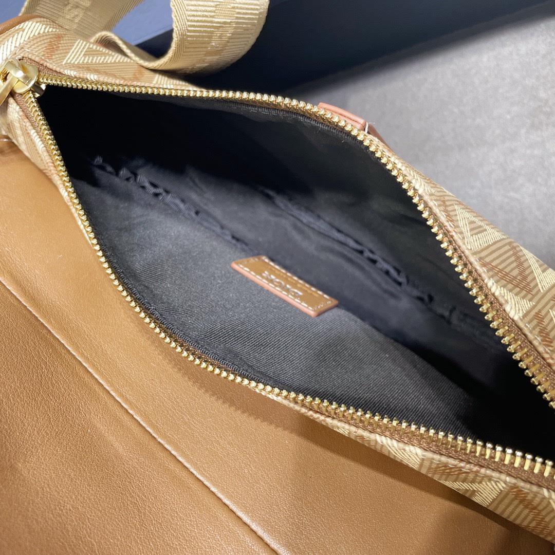 DIOR saddle bagThis saddle bag reinterprets the classic silhouette with canvas and is ador